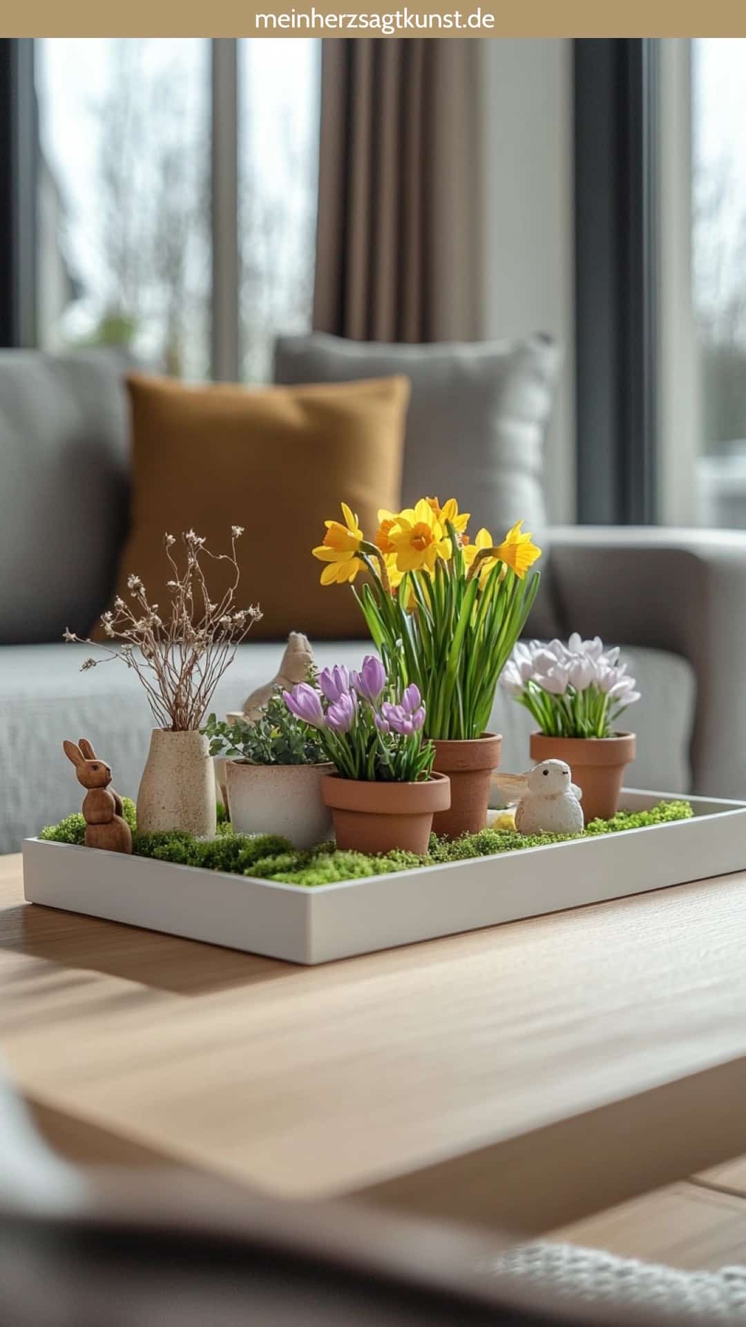 Frühlingsdeko Couchtisch mit Mini-Blumengarten im Tablett