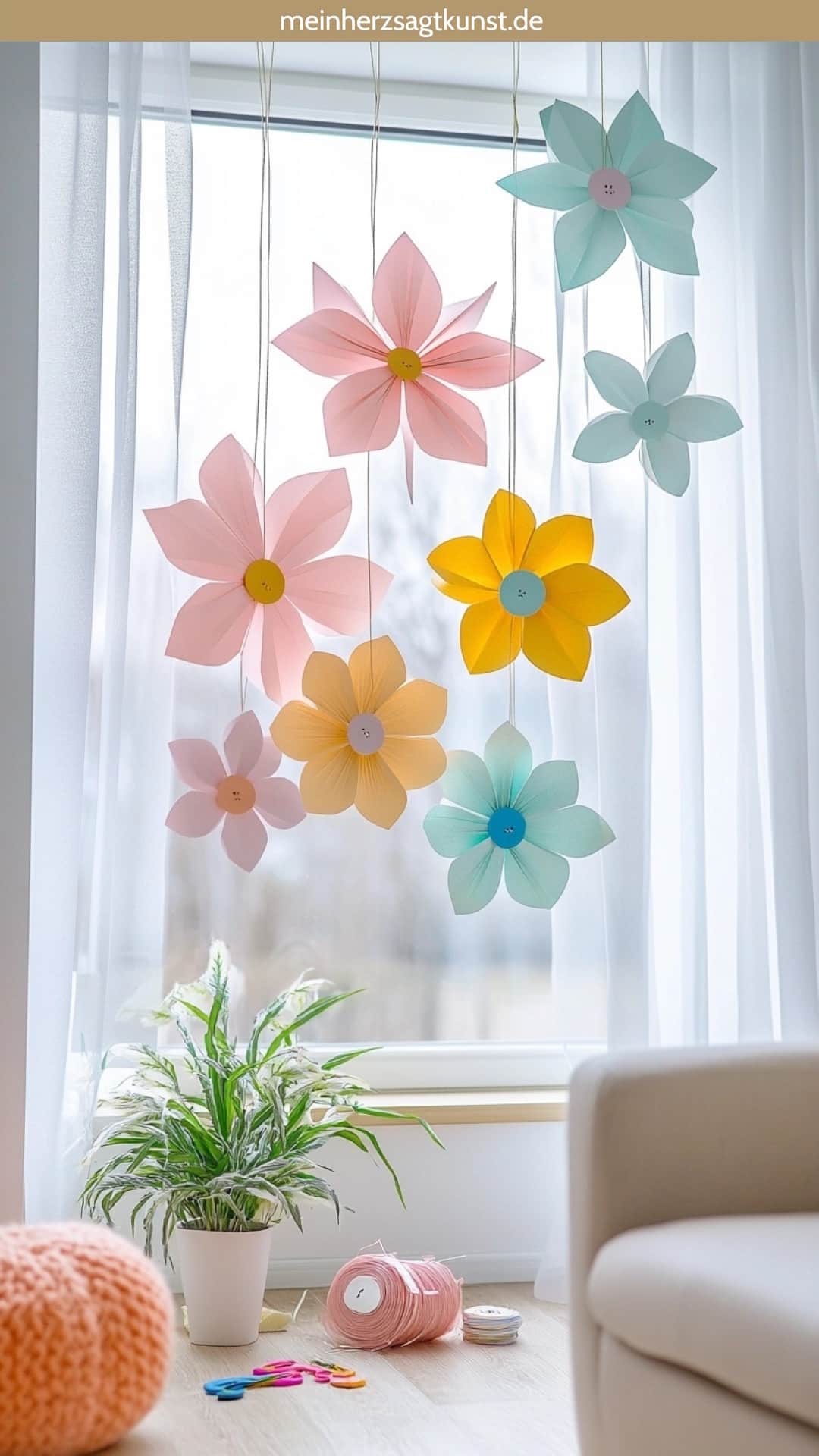 Frühlingsdeko Farben mit Papierblumen am Fenster