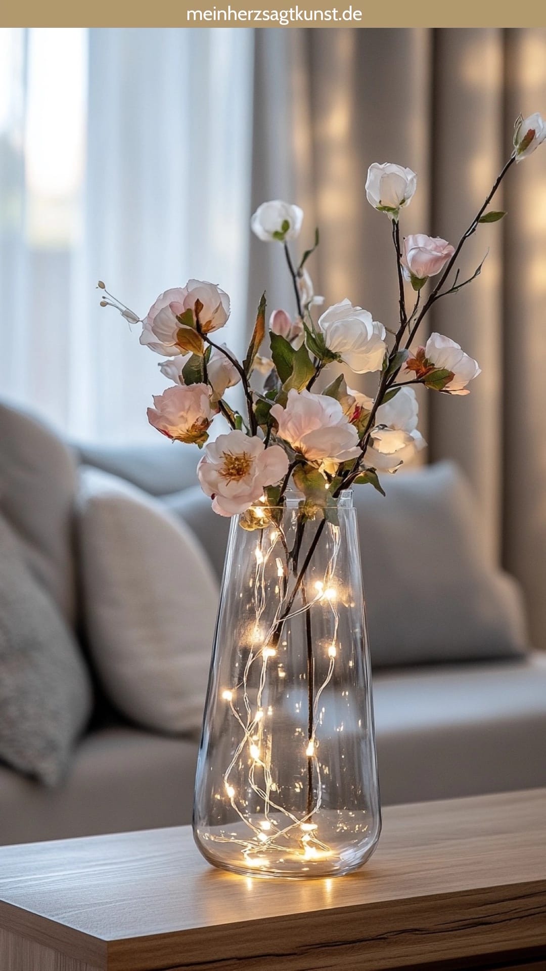 Frühlingsdeko im Glas mit Lichterkette und Blumen