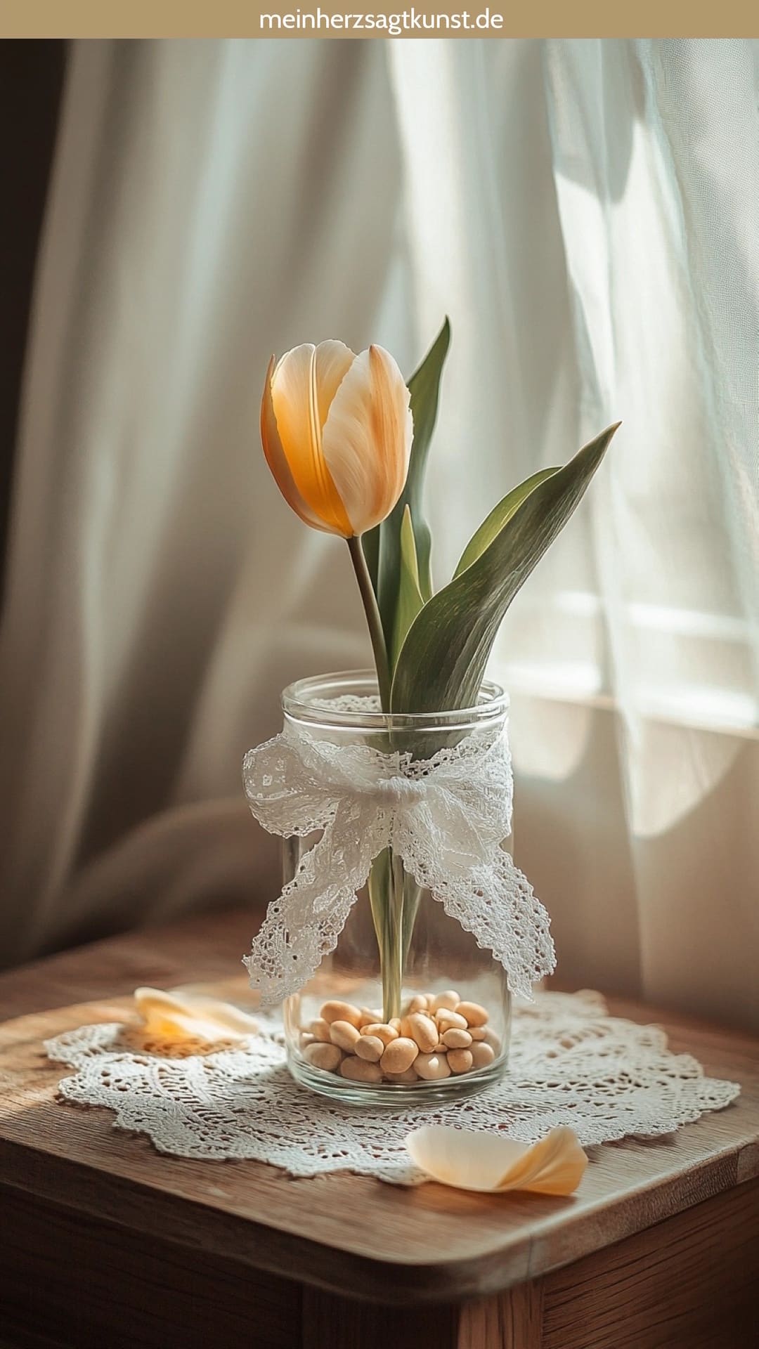 Frühlingsdeko im Glas mit Spitze und Frühlingsblume