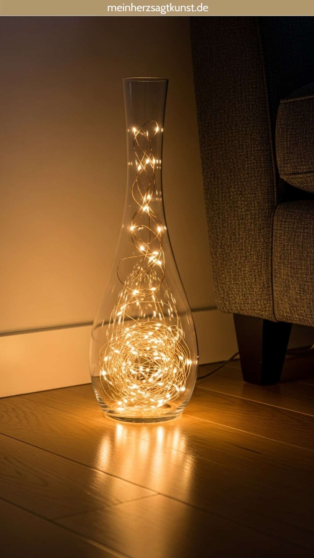 Eine Glas-Bodenvase mit Lichterkette als Weihnachtsdeko für innen