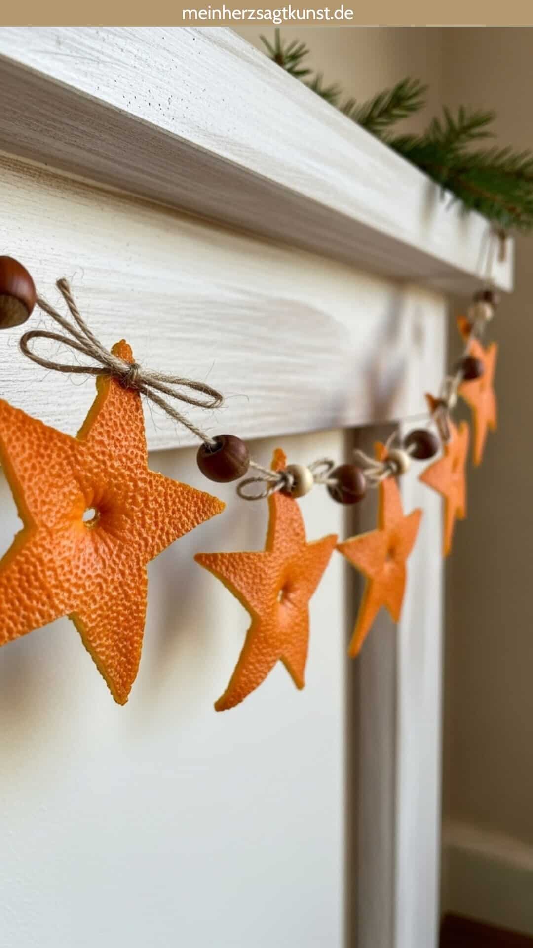 Weihnachtsdeko mit Mandarinen und Nüssen als Sterngirlande