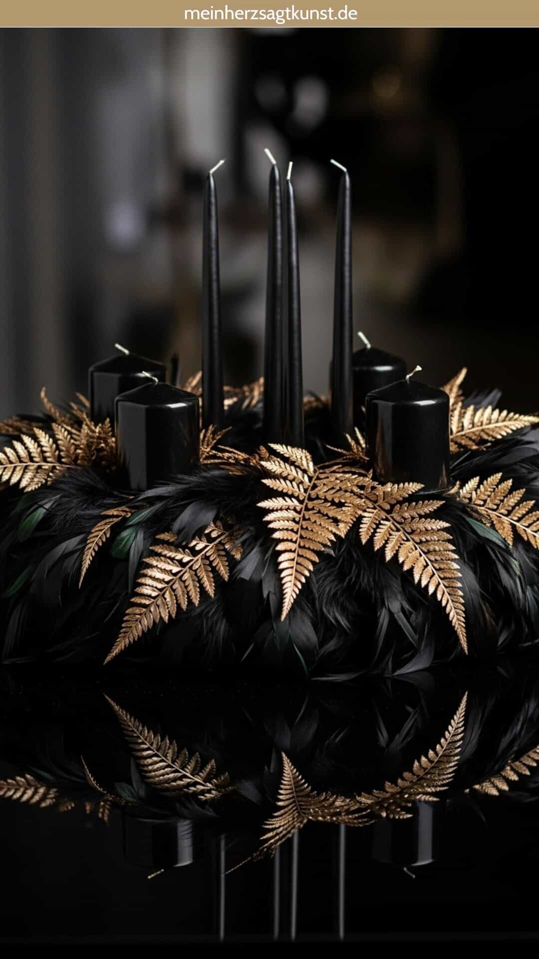Extravaganter Adventskranz gold in Schwarz mit Federn