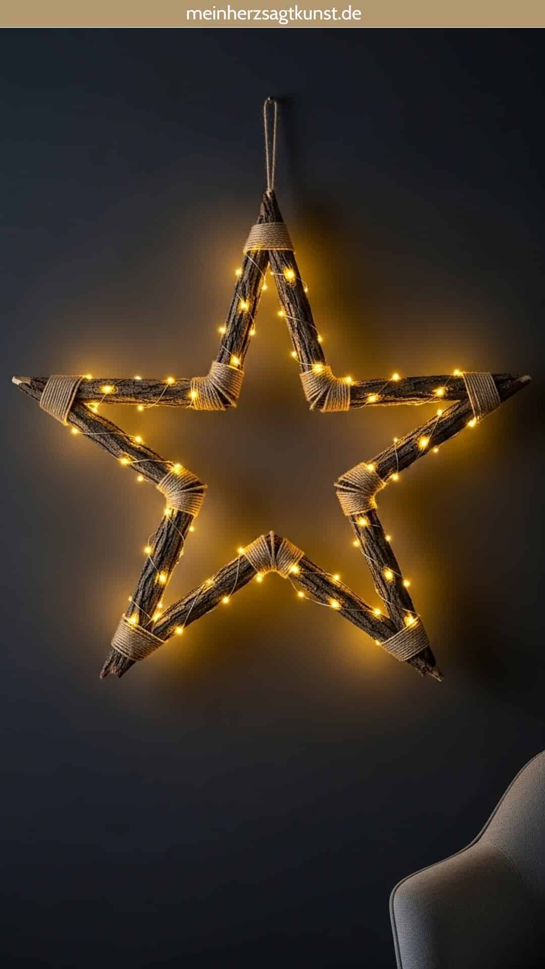 Großer Stern als Weihnachtsdeko mit Baumrinde und Lichtern