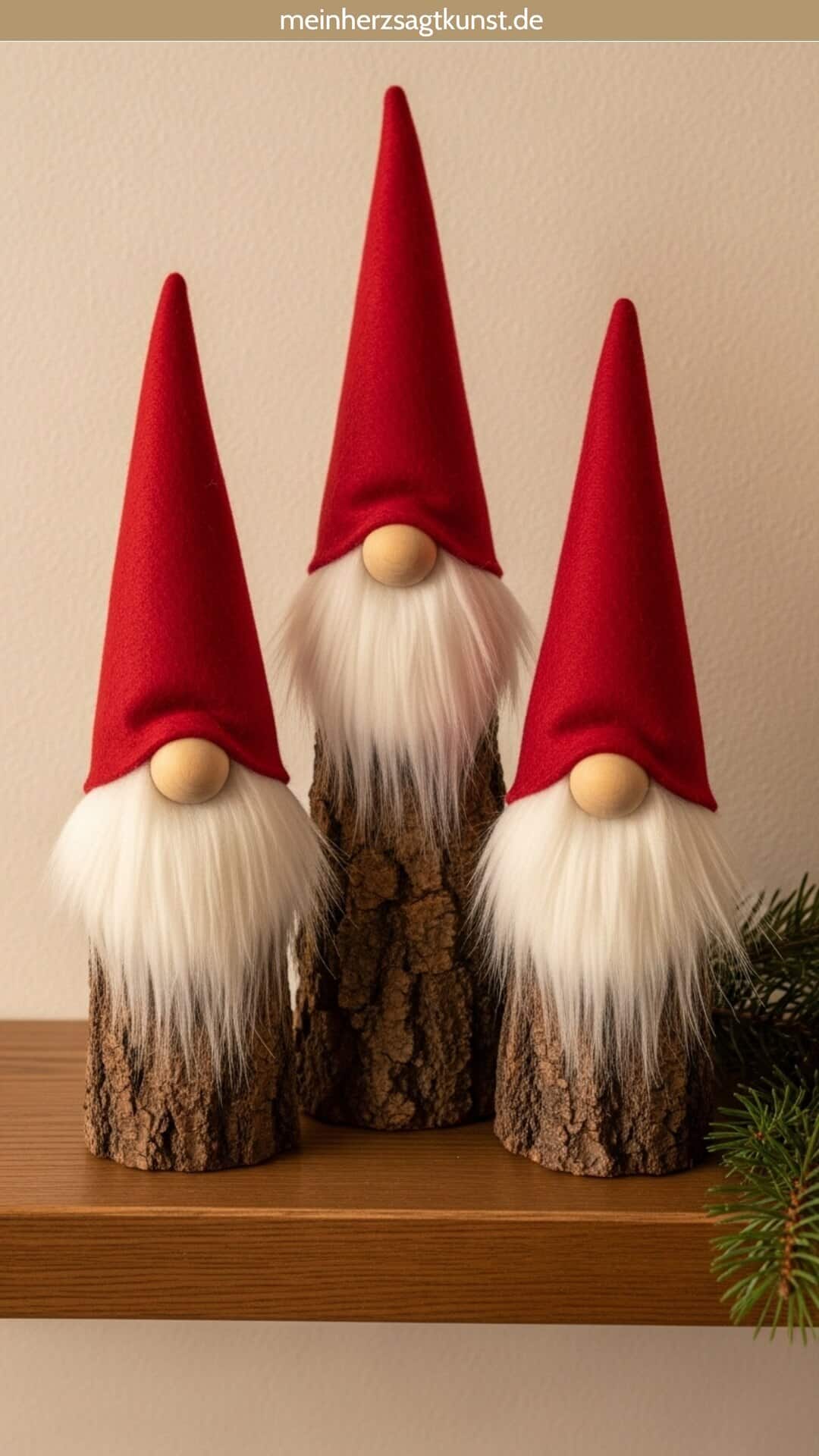 Weihnachtsdeko mit Baumrinde als charmanter Wichtel