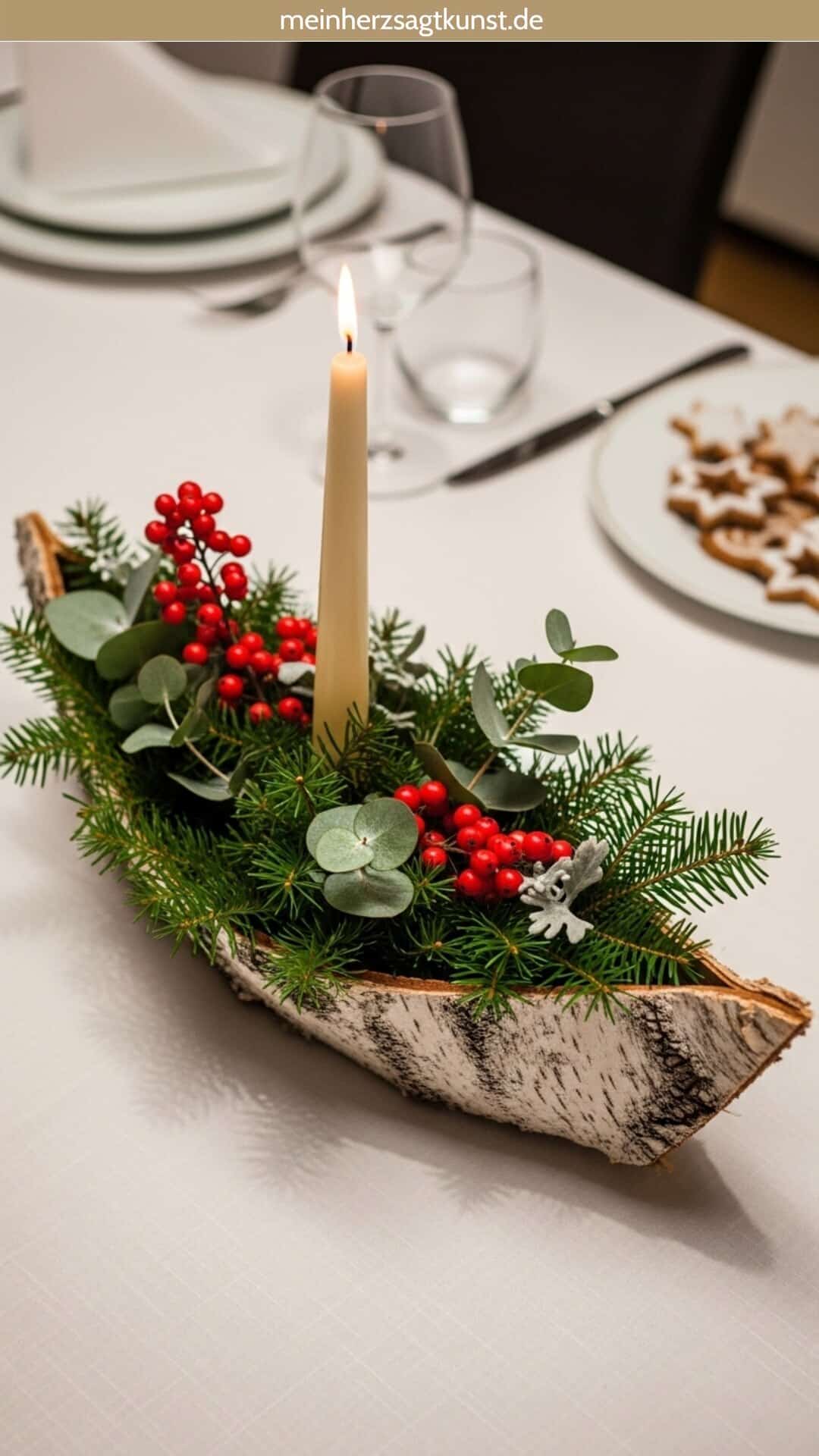 Elegante Weihnachtsdeko mit Baumrinde als Tischgesteck