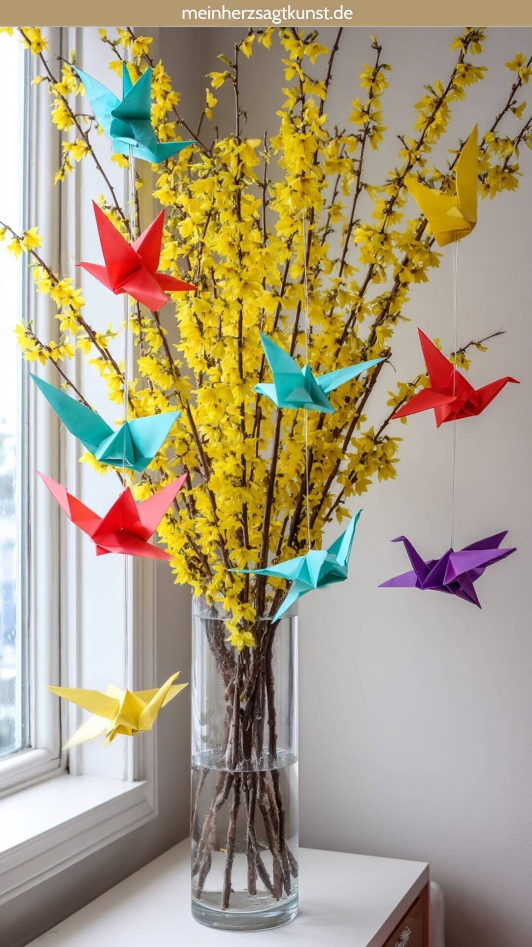 Osterdeko mit Ästen und Zweigen: Origami-Vögel auf gelben Forsythien