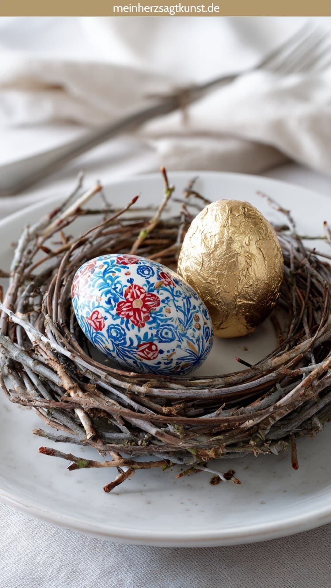 Osterdeko Tisch: Osternest aus Zweigen direkt auf Teller mit bunten Eiern